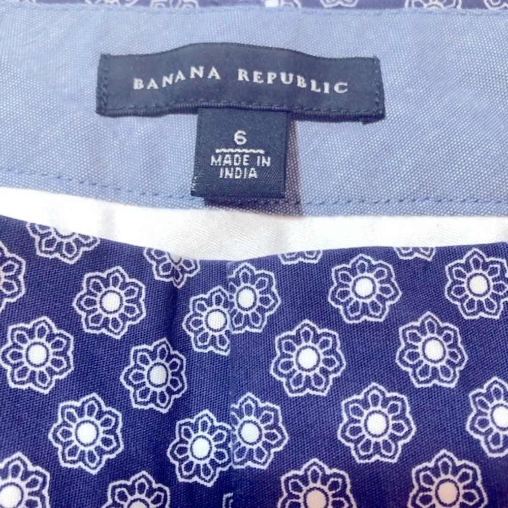 Banana Republic Navy White Floral Printed 5” inseam Shorts Women’s size 6 NWOT
